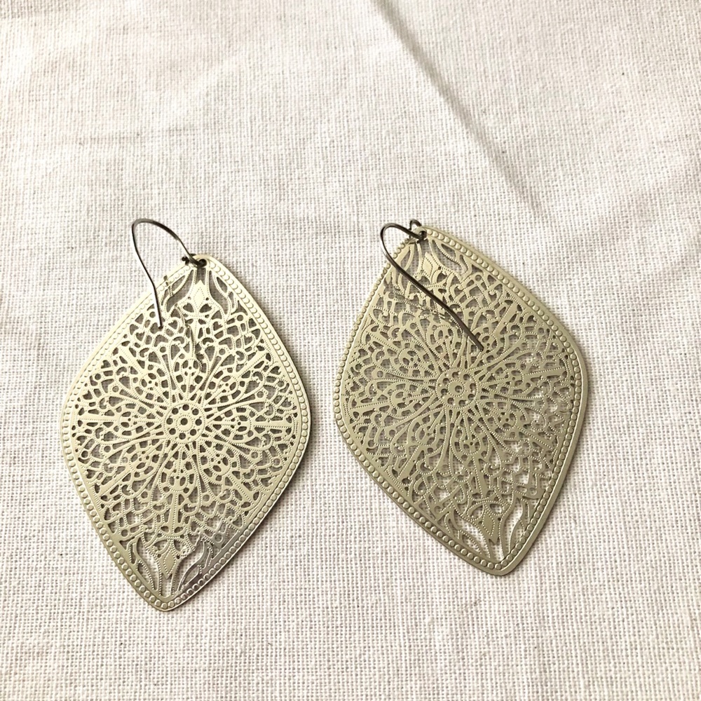 Vintage lightweight filgree pierced earrings
